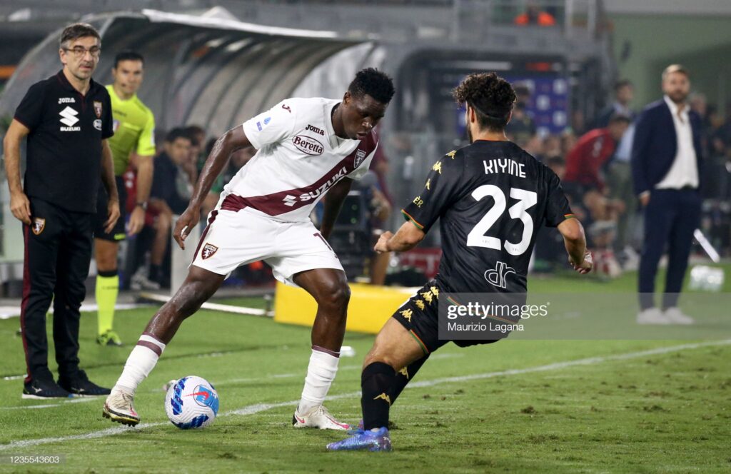 VENEZIA, ITALY - SEPTEMBER 27: Sofian Kiyine of Venezia competes for the ball with Wilfried Singo of Torino during the Serie A match between Venezia FC and Torino FC at Stadio Pierluigi Penzo on September 27, 2021 in Venezia, Italy. (Photo by Maurizio Lagana/Getty Images)